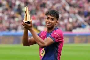 球迷：这球不进都对不起场地