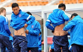 有爱，埃德森用手语向一名聋哑女球童示意：我爱你